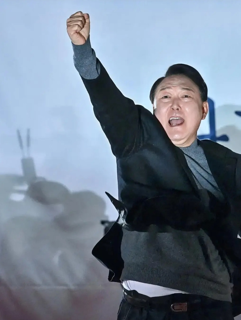 #尹锡悦#一年多短暂的执政生涯，至少有五个不靠谱。1、对美国不靠谱。奴颜媚骨，