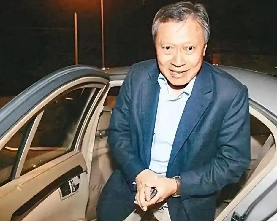 香港顶级富豪郭炳湘当年被悍匪张子强绑架，塞进狭窄木箱整整折磨了6天。可等他重获自