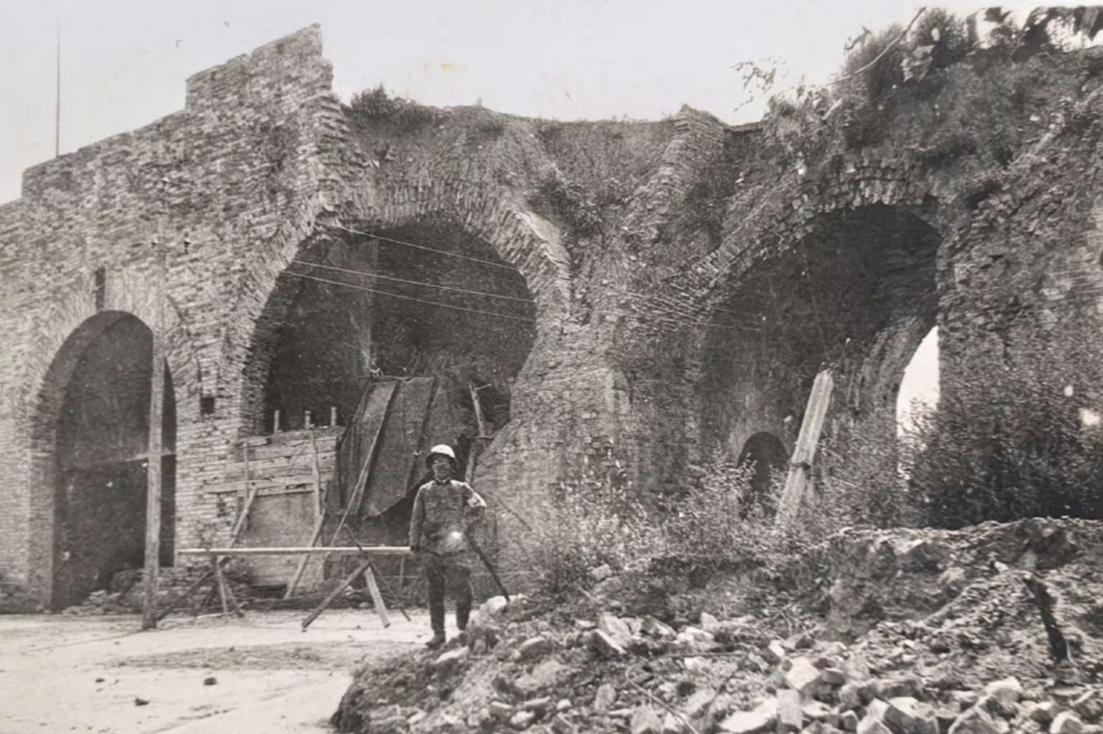 日军随军摄影师拍摄1938年的南京，被轰炸破坏的惨状随处可见，到处有耀武扬威的鬼