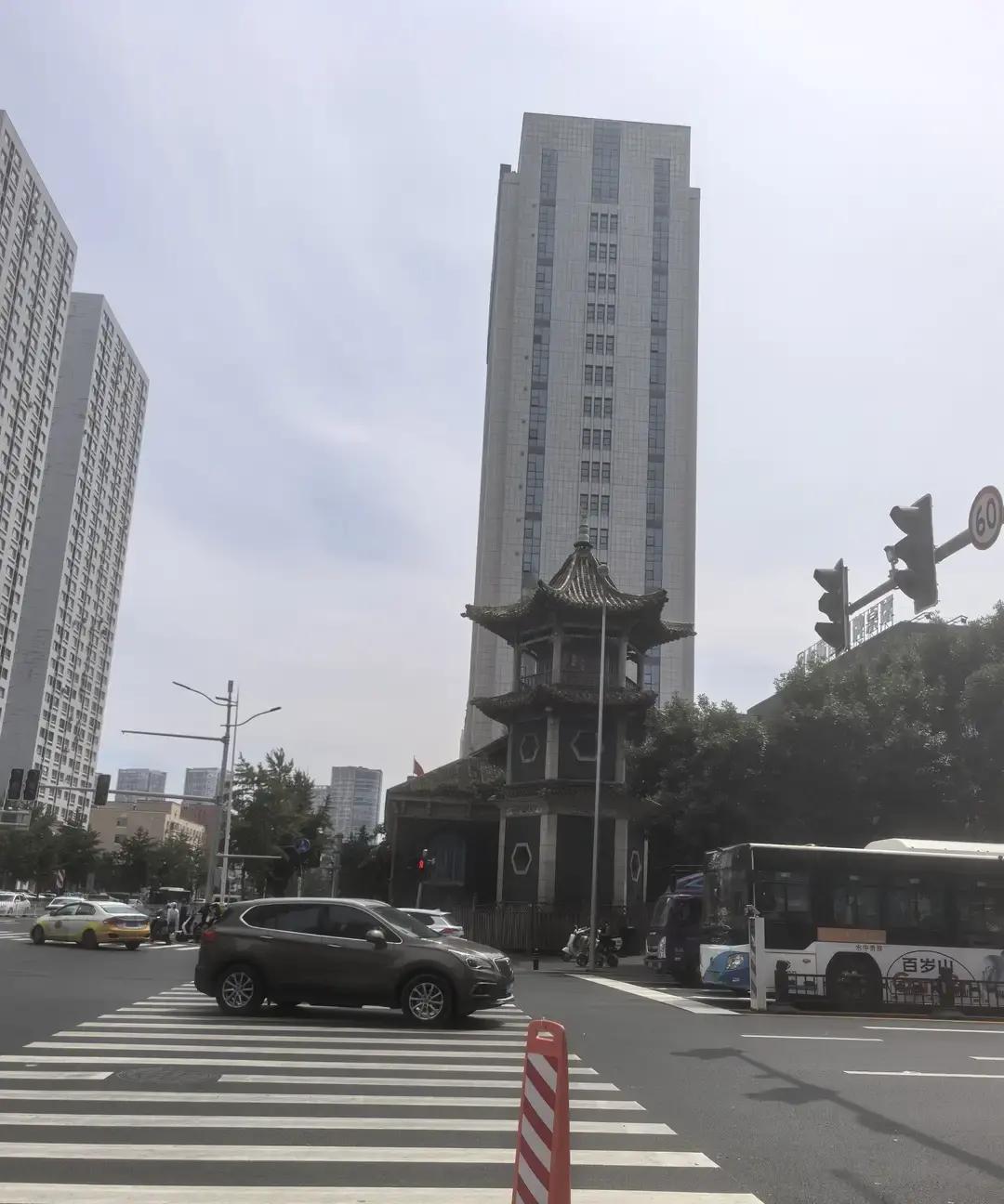 《老舅》这剧时间线出了岔子，明摆着的错误。1993年的剧情，酒楼里锦旗上却