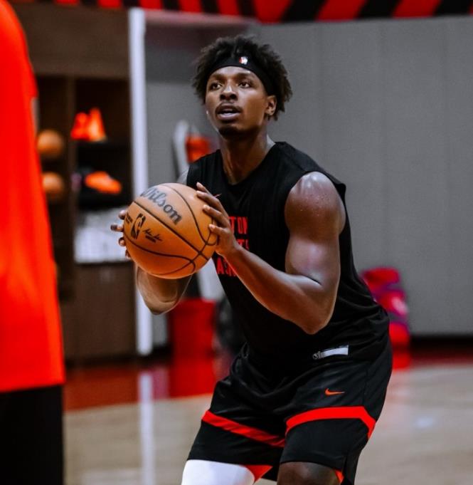 芬尼史密斯和泰特有伤在身，不会出战所有季前赛。不过这两位伤员虽然不能出场，但他们