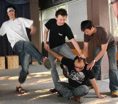 被人打了，记住这三句话，让对方付出代价。在街上当众被人打了，报警之后最可怕的不是