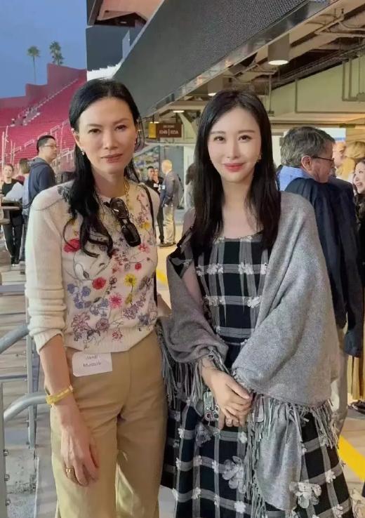 田朴珺自诩为女强人，即使没有王石，她也能成功。就和当年的邓文迪一样，不靠默多克