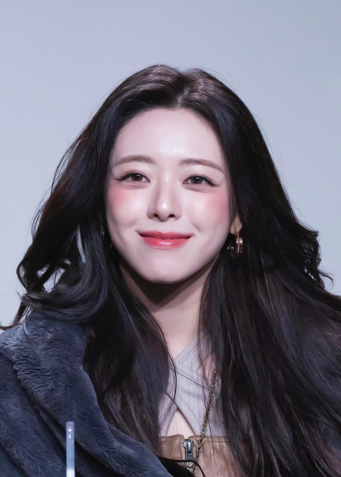 Yuna｜突然懂腮红这个东西的必要了有些人涂上就像油画一样….✨