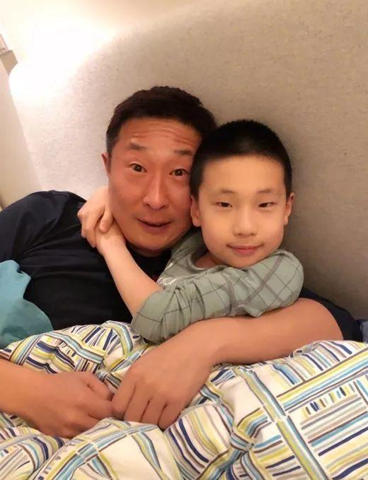 老一代经典陈强&陈佩斯脸型，五官，笑起来的褶皱几乎一模一样，陈佩斯中年之后，