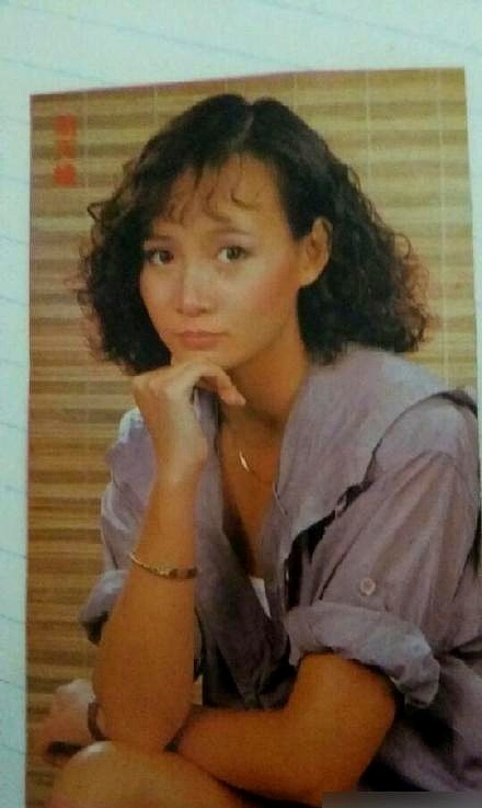 当年《鹿鼎记》分角色，导演把最美的阿珂给了商天娥，吴君如只捞到一个曾柔。嫌她不够漂亮，电视台连个花瓶