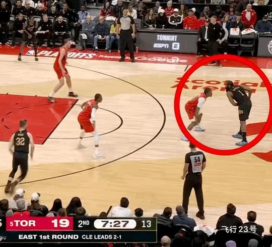 裁判对哈登双标吗？图一：谢德推哈登，哈登被裁判吹回场。图二：哈登推了巴恩斯，