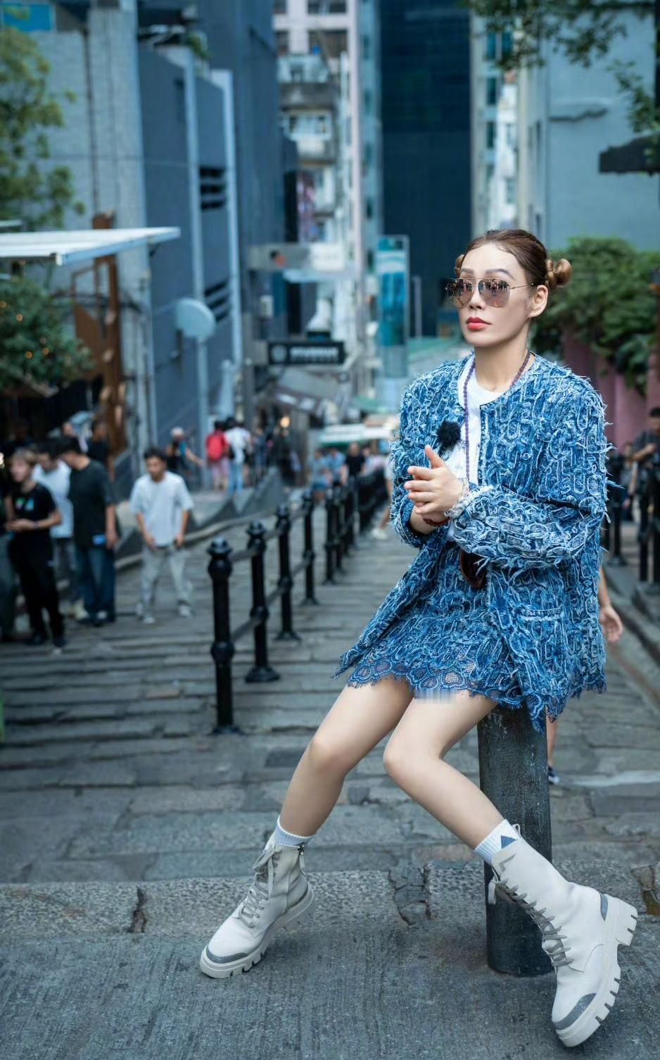 在《一路繁花2》里，宁静的穿搭又开始“作妖”了，第一眼看美得差点认不出……宁