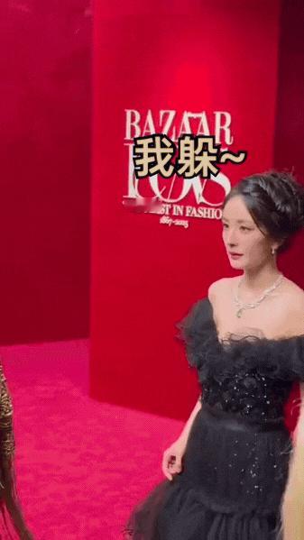杨幂这个躲镜头签是不是蛮聪明的？还是很在乎的。​​​