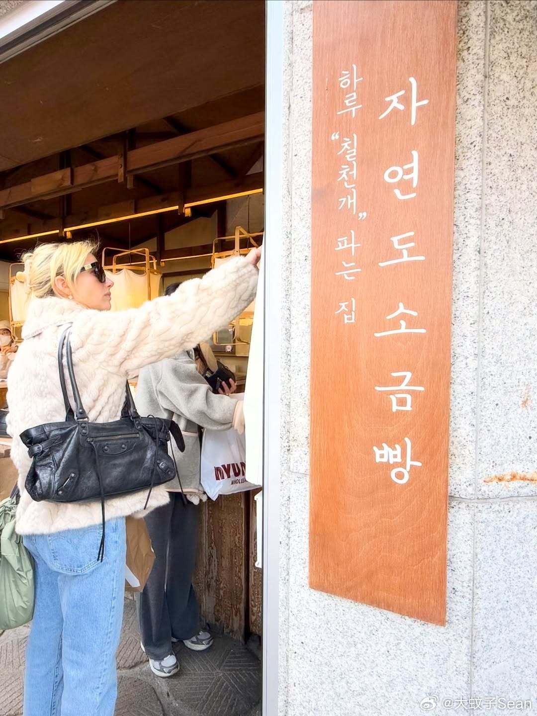 EmmaRoberts艾玛罗伯茨分享南韩之行，看秀顺便做个生美旅个游