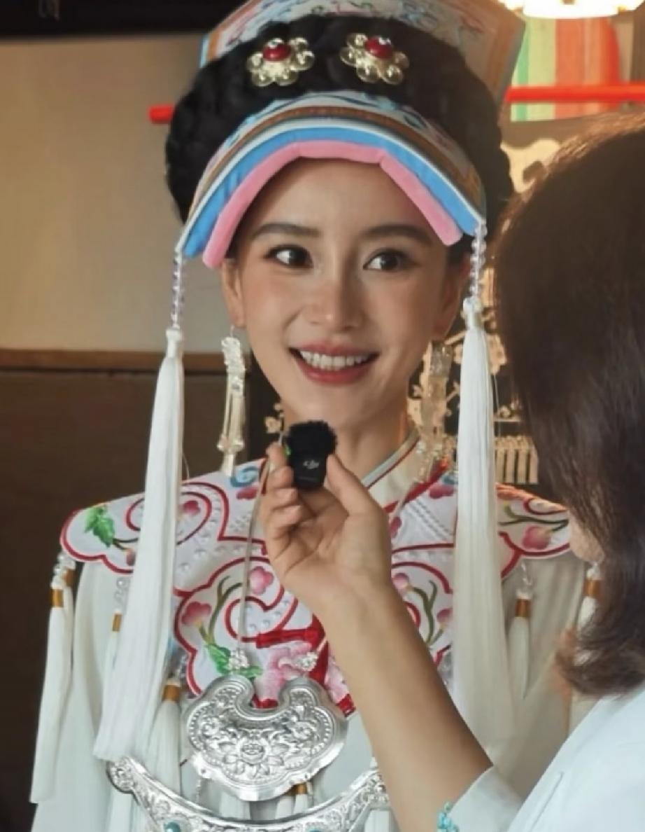 8月3日，Angelababy在四川阿坝州理县桃坪镇做公益，穿着羌族服饰挺漂亮的