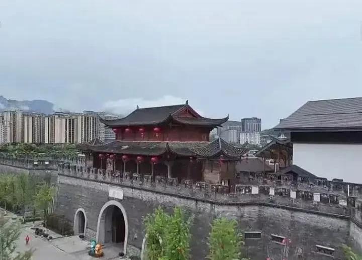 近日网络热传：在张家界，有一个尴尬的存在一一大庸古城，原本是当地政府重点打造的“