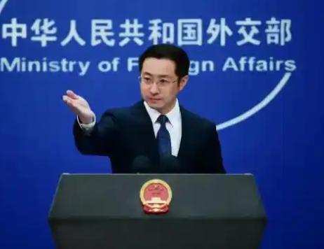 这一次，美国人是真的急眼了！就在特朗普坐在“空军一号”上对着中国喊话的同时，大批