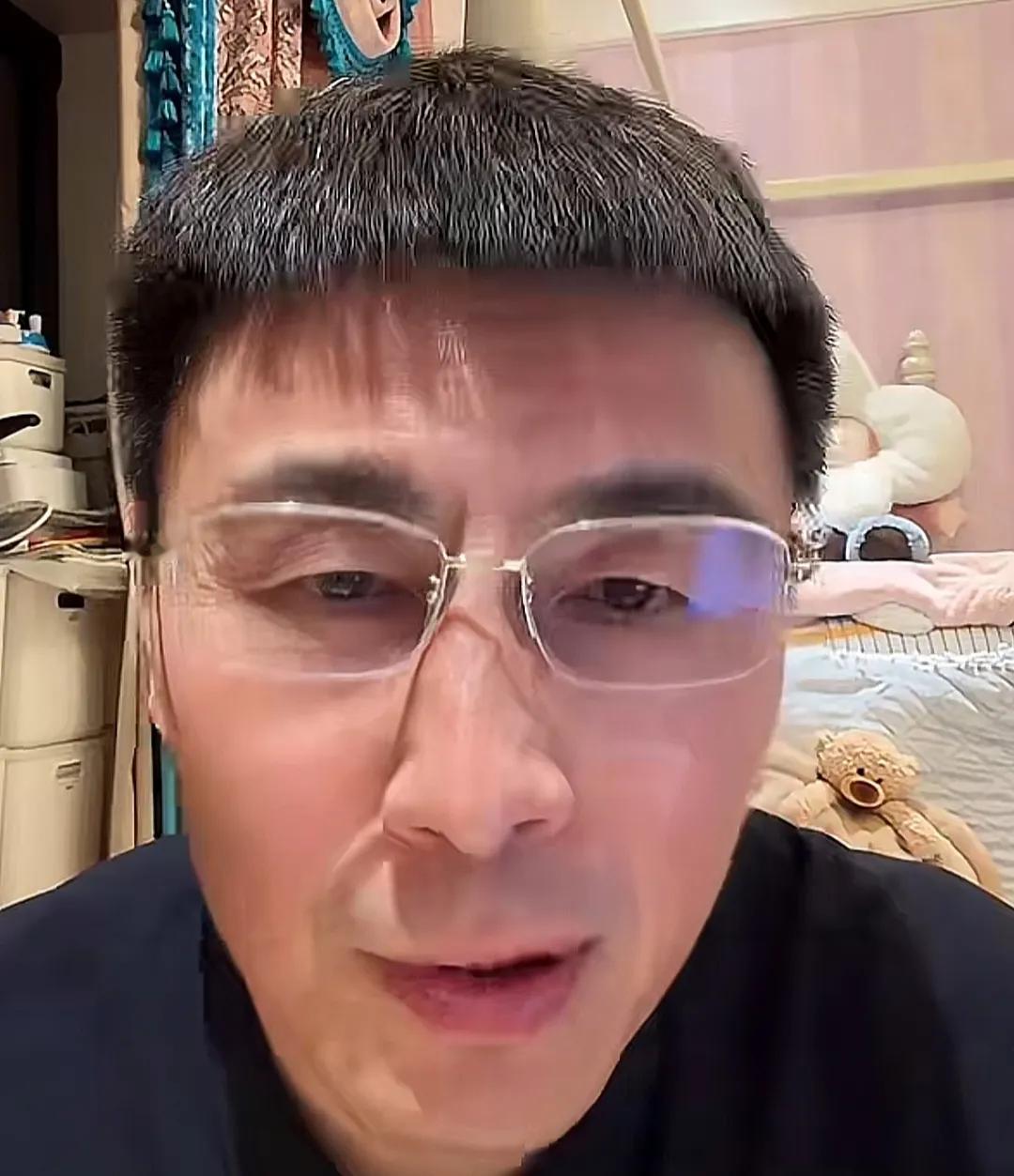 前国脚李玮锋爆了一个料。他表示，之前他在天津天海俱乐部任职的时候，那会还是金元