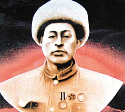 他在美军1000多人的围剿下，率34人，干掉356人，且仅伤亡4人。1951