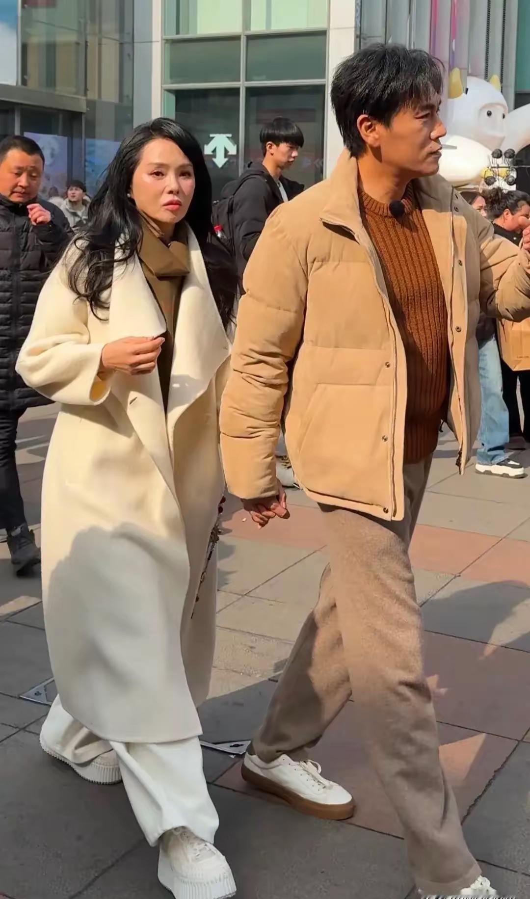 娶了伊能静的秦昊，根本就不是你以为的那种姐夫。全网都在玩“带你去爬山”的梗，但