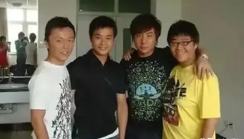 1994年，拍完《赤子威龙》后，周润发拿出5000块钱，递给谢苗，劝他说:“别演戏了，回去好好读书。
