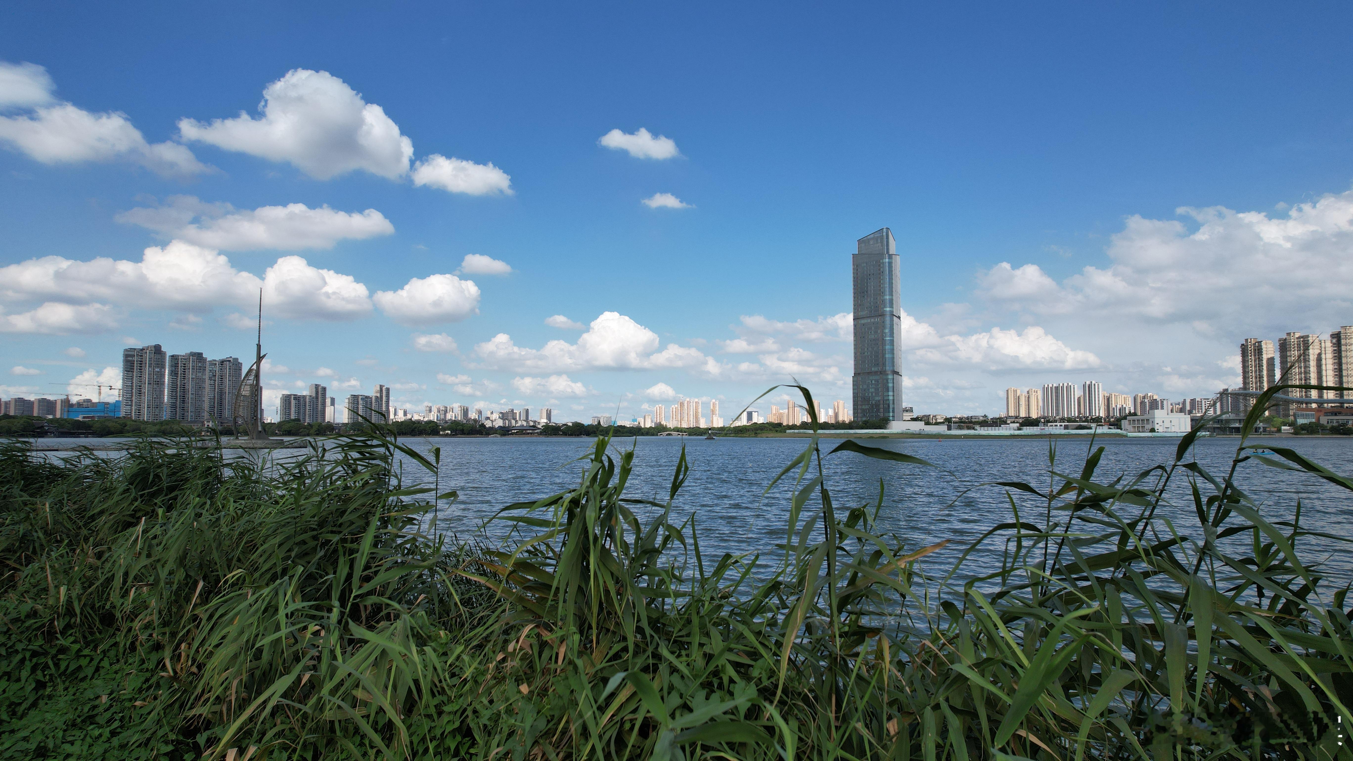 无锡的美，藏在每一处风景里。大剧院的流线勾勒天际，蠡湖大桥横跨碧波，南长街古运河