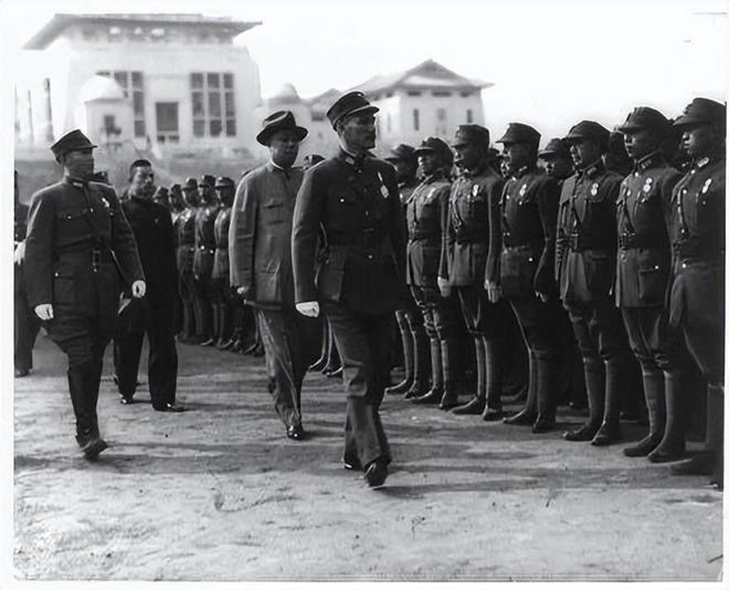 1936年陕北，一个国民党部队的兽医，半夜偷了一箱磺胺粉和整套阉割缝合器械，赶着