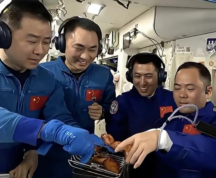 向神舟21号航天员致敬！你们辛苦了！为你们点赞！据悉，2026年将有一位航天员