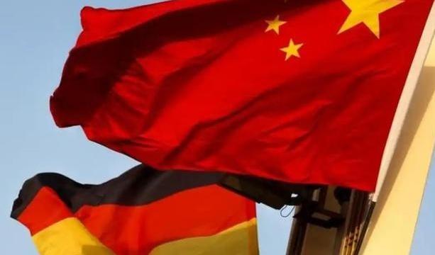 德国总理飞机未达中国，中国上千吨稀土已先抵德，谁料不到48小时，德国经济部竟立刻