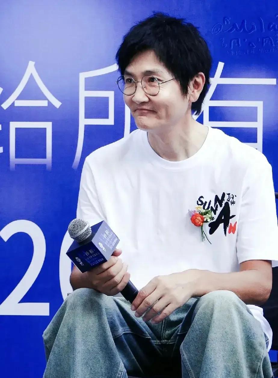 看着这样的他，既心疼又可怜，心疼的是瘦成这样，可怜的是容颜断崖式衰老，完全没有了