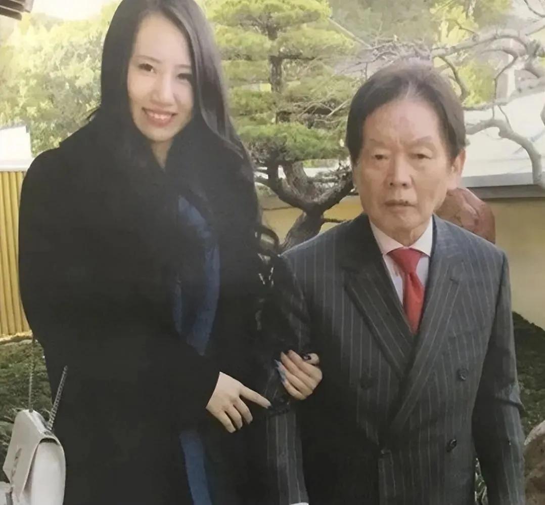 日本有个老男人，叫野崎幸助，一辈子砸了快4亿人民币，睡了4000个女人。有记者问