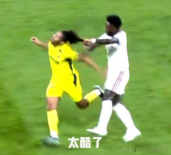 维尼修斯这个小丑拉拽对方头发被红牌罚下他还觉得委屈想打裁判。[捂脸哭]这个球我看