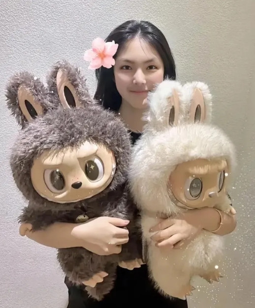 李湘又晒女儿了，这次不是穿衣吃饭，这回炫耀的是Labubu玩偶，哪个流行哪