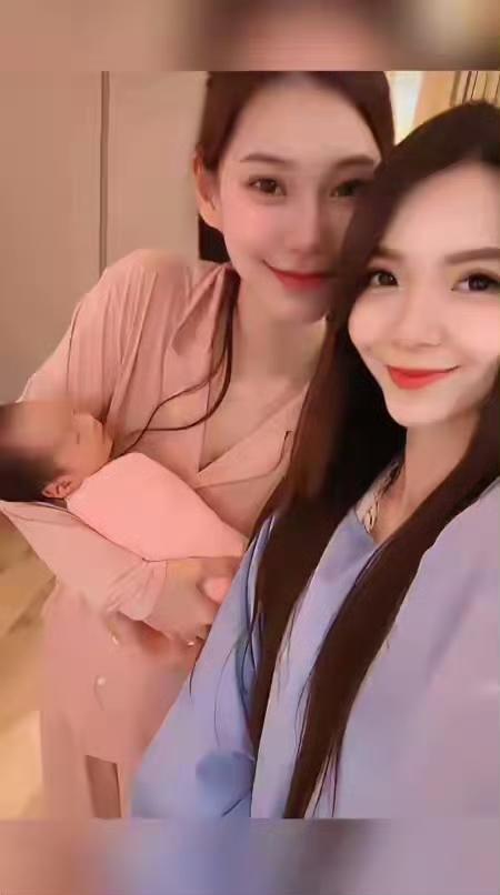 三八节当天，马筱梅带着儿子温馨亮相，一身粉色亲子装衬得她格外温柔动人。怀抱中的小