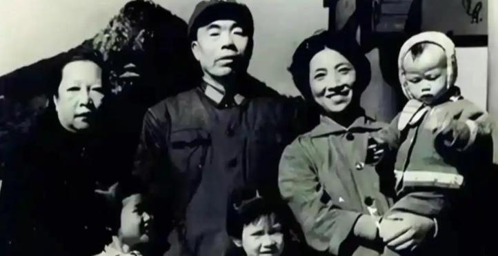 1948年，曾泽生在长春率两万六千官兵起义。蒋介石恼羞成怒，密令宪兵抓走他的妻儿