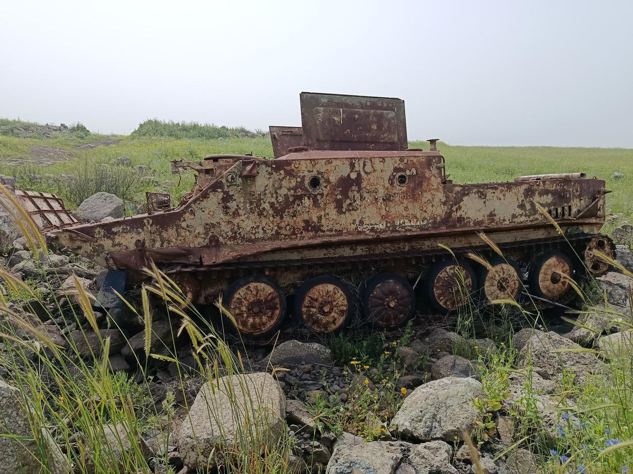 在以色列纳哈尔扎维坦河畔参观一辆缴获的埃及BTR-50装甲运兵车的经历。这辆车是