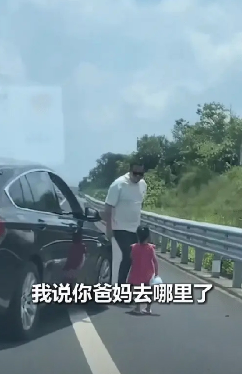 火到人民日报了！江西，男子开车上路，突然看到前方有个人影，走路摇摇晃晃，起初他以