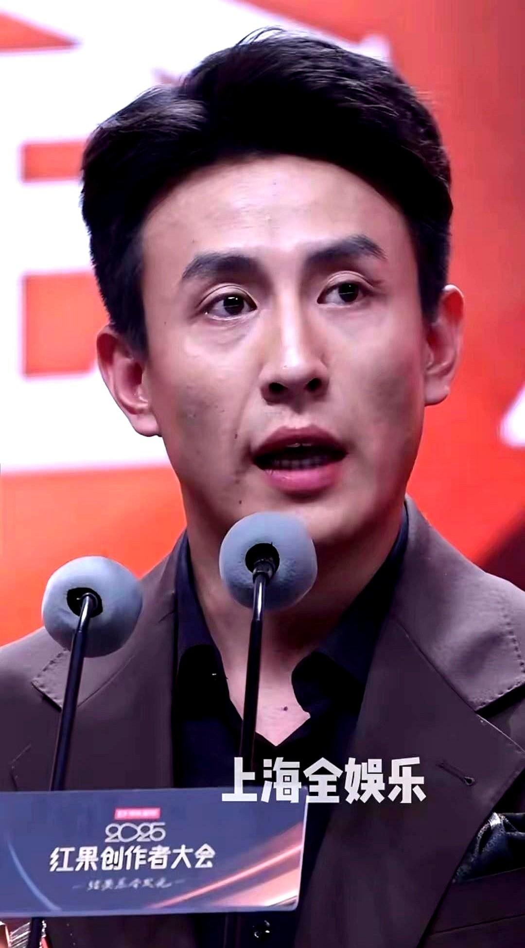 今晚的短剧男演员，估计都得气得睡不着觉。刘萧旭拿奖这事儿，赢就赢在“通透”二