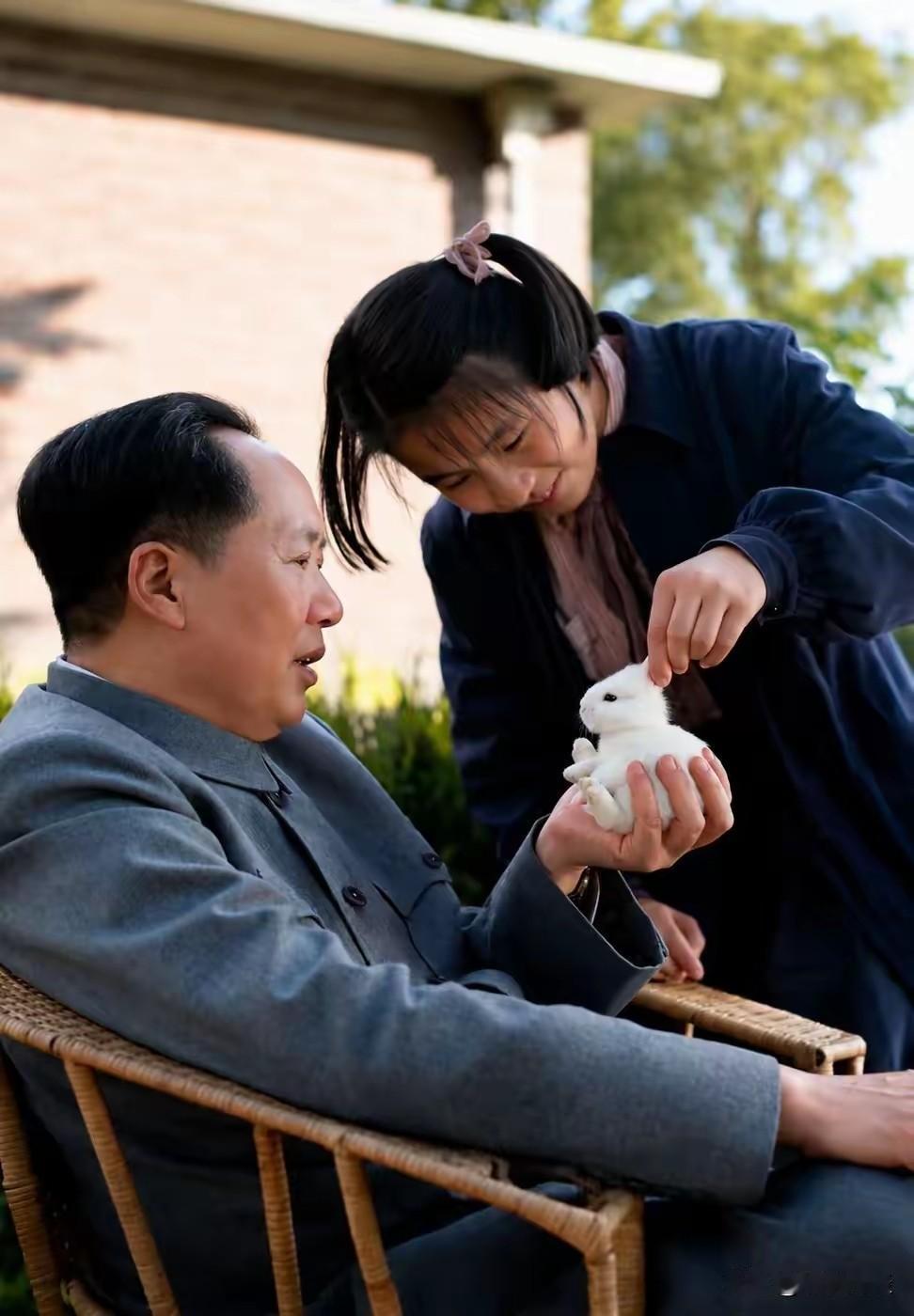 难得一见！毛主席和女儿珍贵旧照曝光褪去伟人光环，这一刻只是平凡温柔的父亲简简