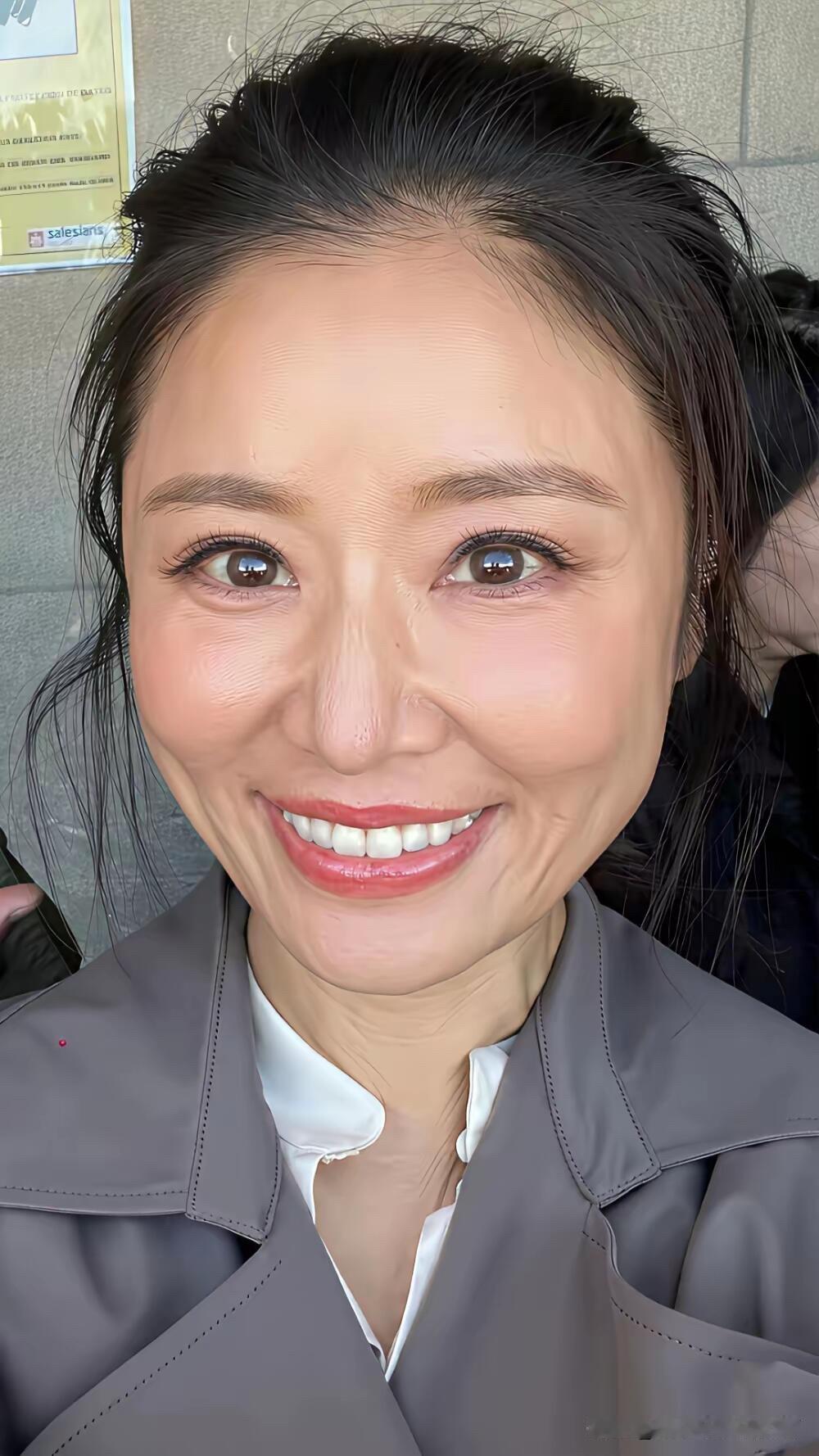 明星的怼脸拍，颜值很真实，眼角边的鱼尾纹清晰可见，这世界上哪里有什么冻龄的女神，