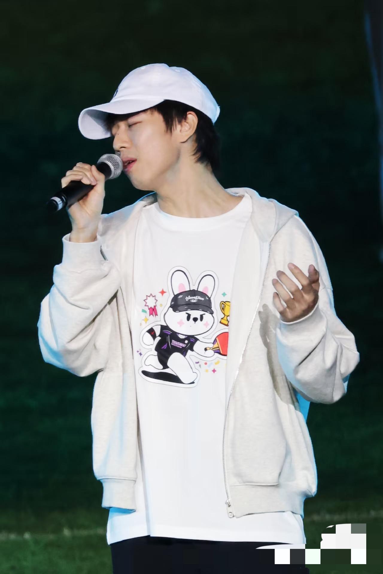 惊喜不断，跨界歌王林高远将在今天晚上的粤超开幕式倾情演唱，值得我们期待！林高远