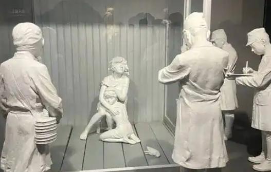 1988年，他用真实尸体拍摄解剖画面，让观众呕吐灵袭，却被官方称为爱国教育片，他