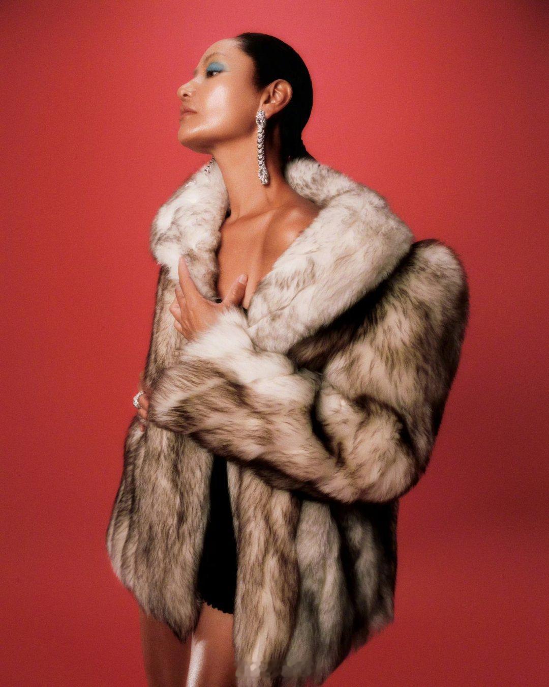 瞿颖登封《精品购物指南》，以利落造型与松弛气场演绎「顺流而行」，光影间尽显成熟女