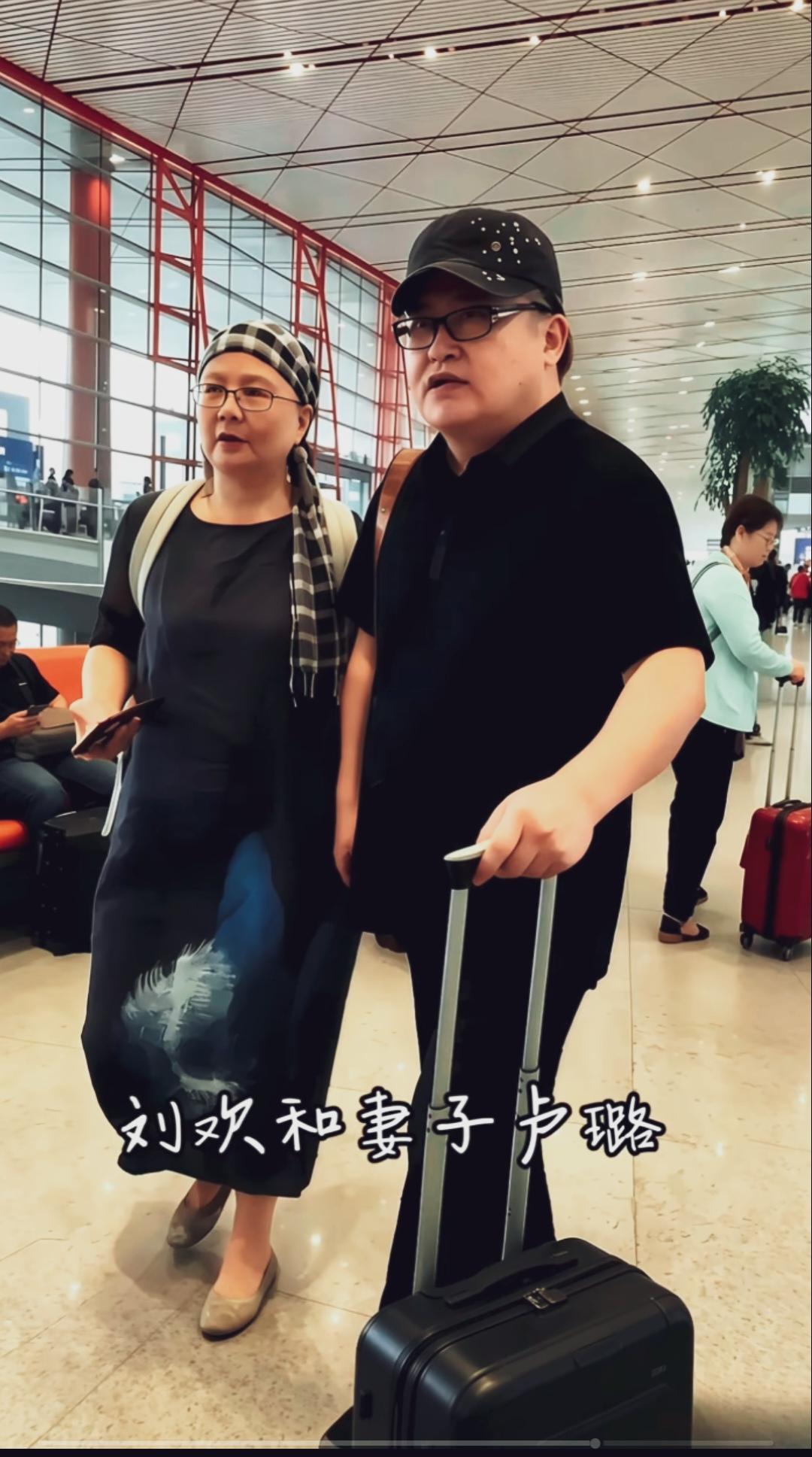 刘欢与妻子卢璐同行出游，一切还是那么美好，可惜了刘欢刚退休3年就离开了人世。