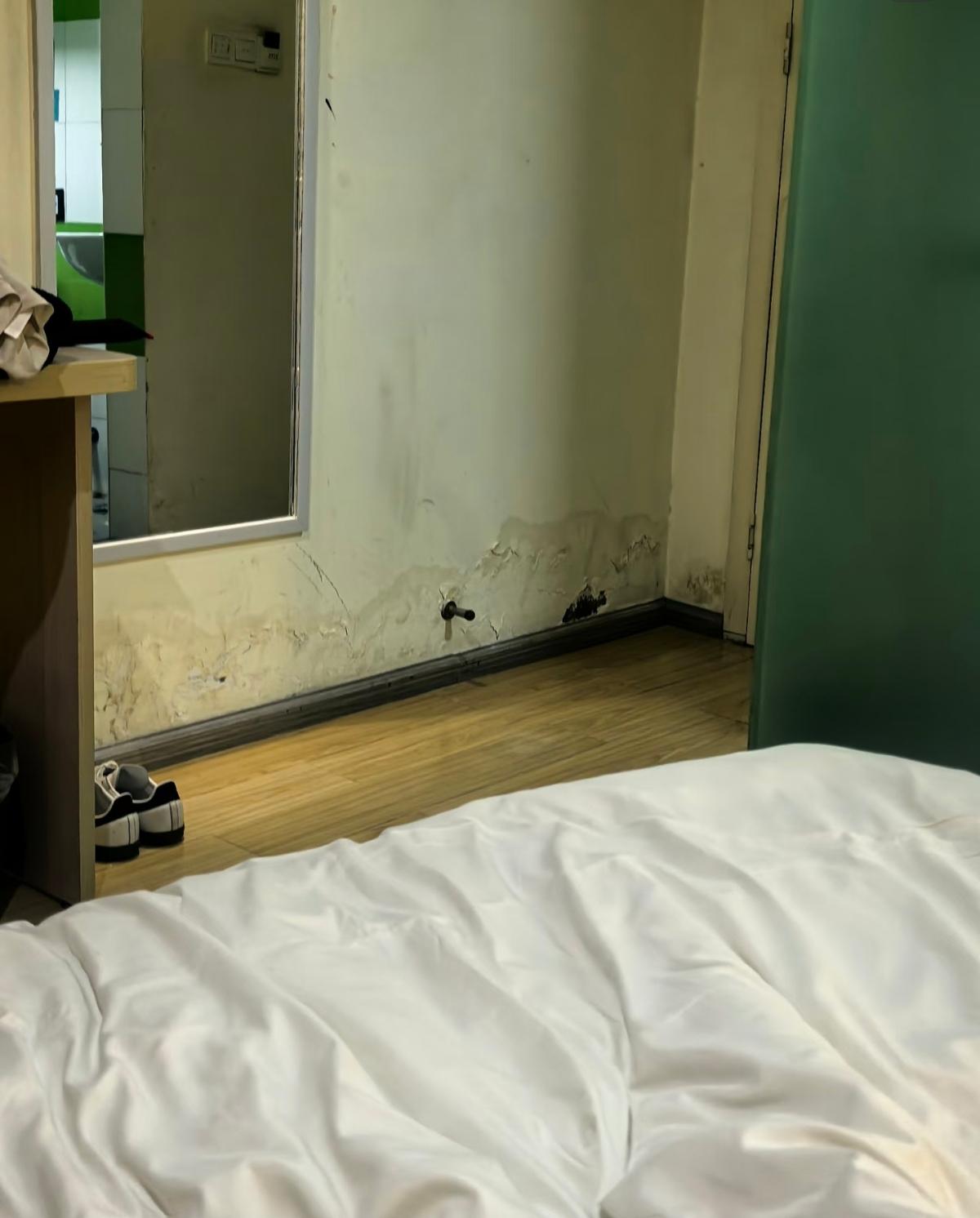 知道酒店会涨价，但也不能这样啊，堵一天车后来到住的地方，没想到300一晚的酒店竟