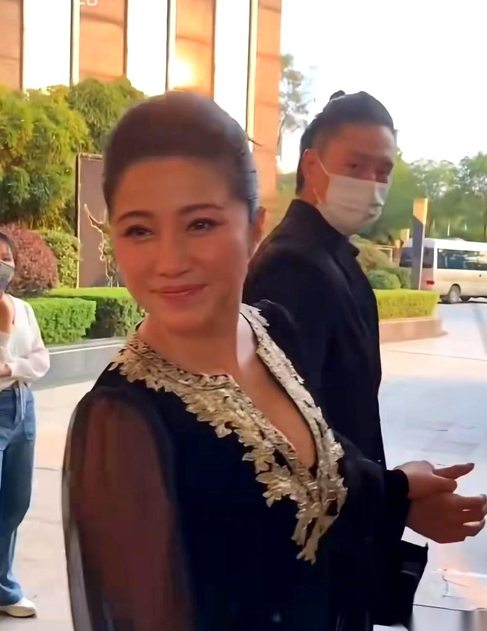 47岁那年，在街上被路人错认成母子。换你，你崩溃不？但那个小她20多岁的男孩