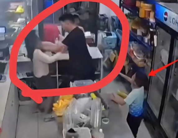 重庆一女子被丈夫持刀追砍，7岁儿子哭喊“妈妈别怕”，发生了什么？5月31日下午5