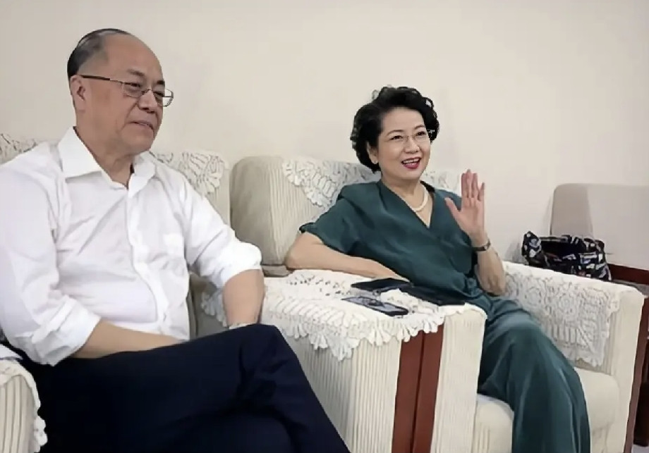 都说面相往往会蒙蔽人的判断，李维康便是如此。今年六月，她还和丈夫耿其昌一同现身，观看郭玮的《锁麟囊》
