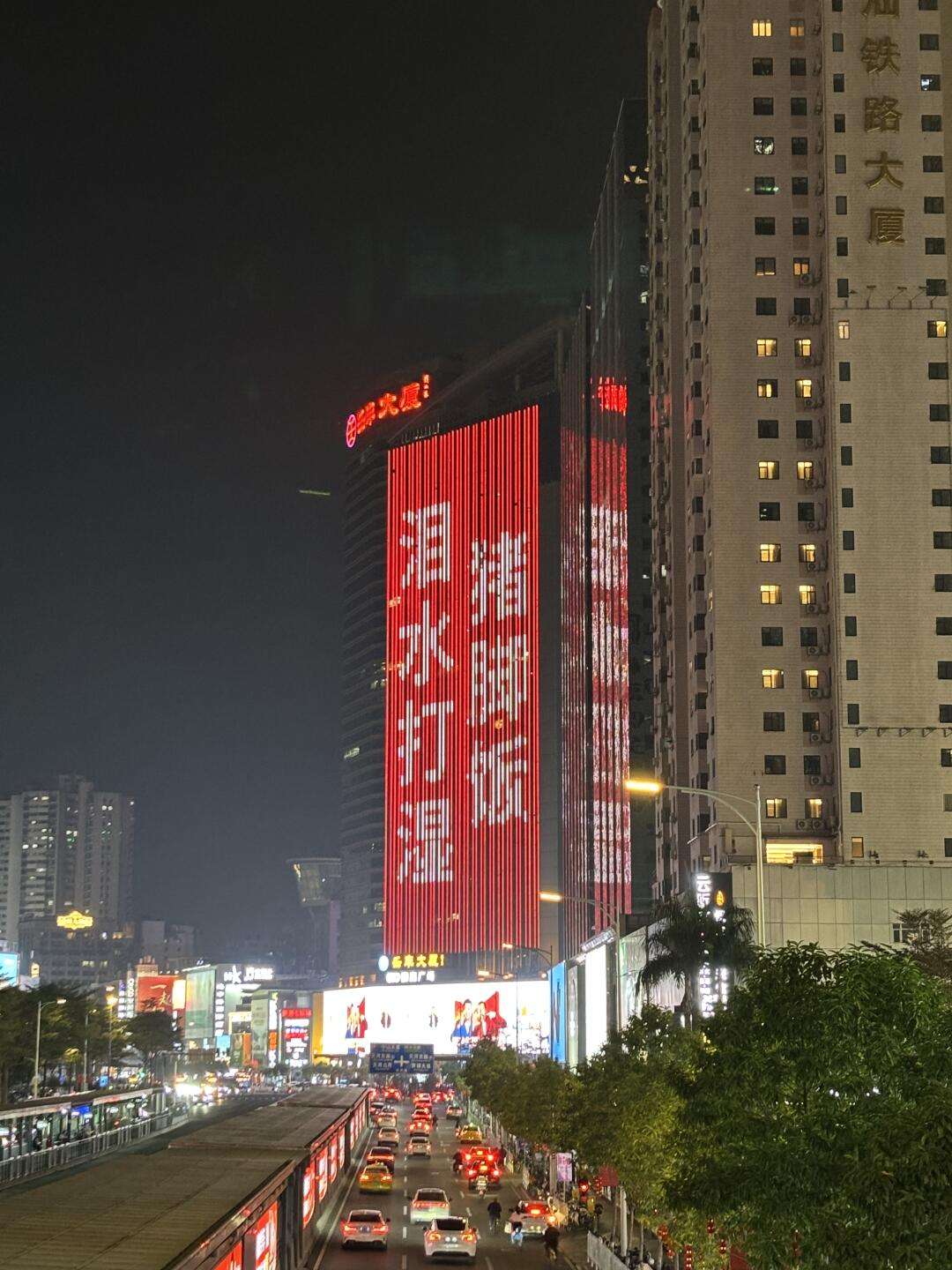 属于广州牛马的新年标语[墨镜]