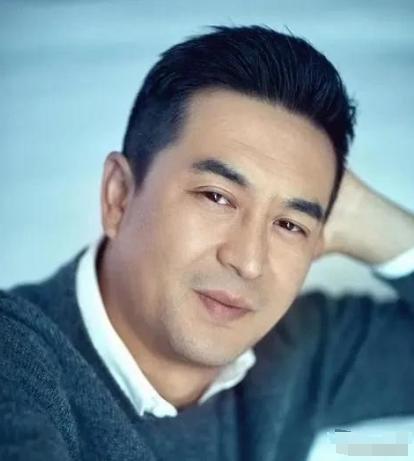 曾经，张嘉译的前妻杜珺，竟然当着媒体的面，怒斥：他之所以娶我，就是想利用我，靠我