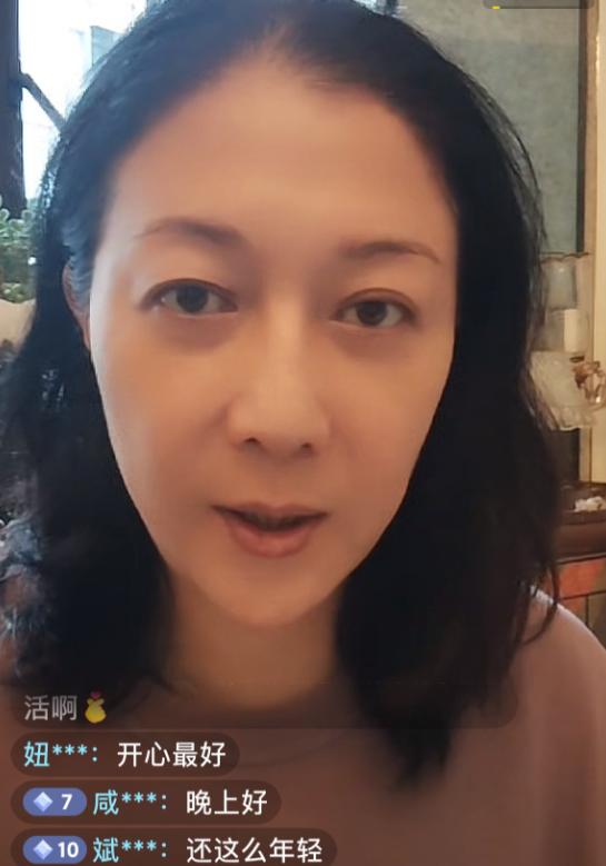 5月19日下午，香港明星吴绮莉出现在直播间，吴绮莉高兴地告诉网友们：今年母亲节和