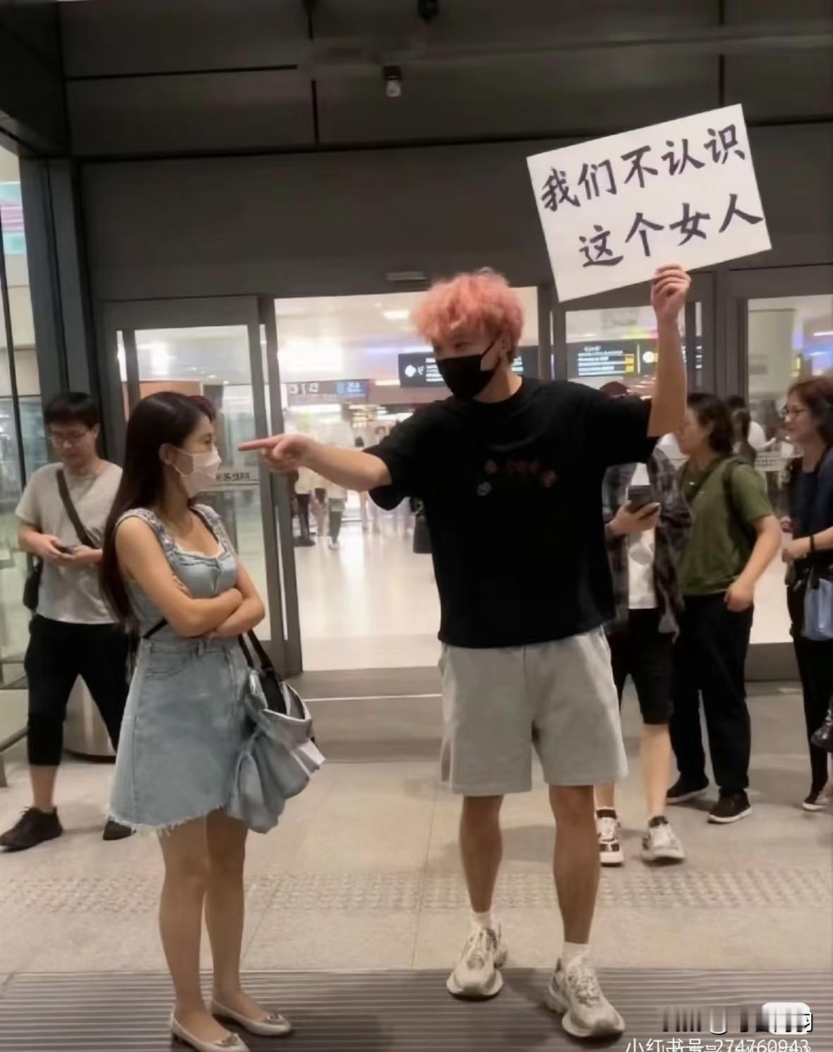我的妈唉！能不能把我的自卑分点给给她，怎么能说的出来“加不加我微信”这句话的！？