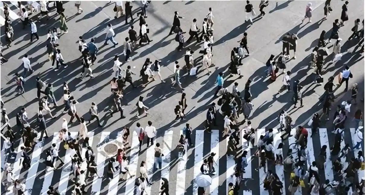 多年前，人口专家曾预测到2020年左右，我国人口将达到16亿至18亿。现在人口专