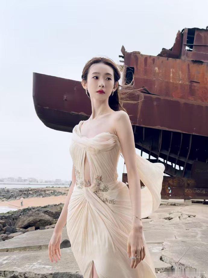 比彩带先飘来的是张艺凡的仙气比彩带先至的是张艺凡的仙气！彩带漫天舞，她静坐其中